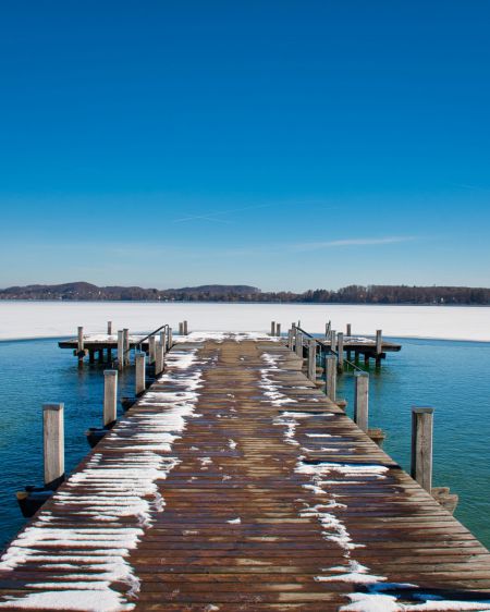 Wörthsee, covered with a thin layer of ice in bright sunshine