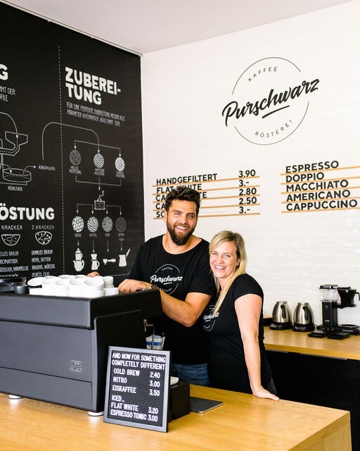Kaffeemanufaktur Purschwarz im Porträt Alexander und Andrea, die Gründer von Purschwarz, stehen in ihrer Kaffeebar