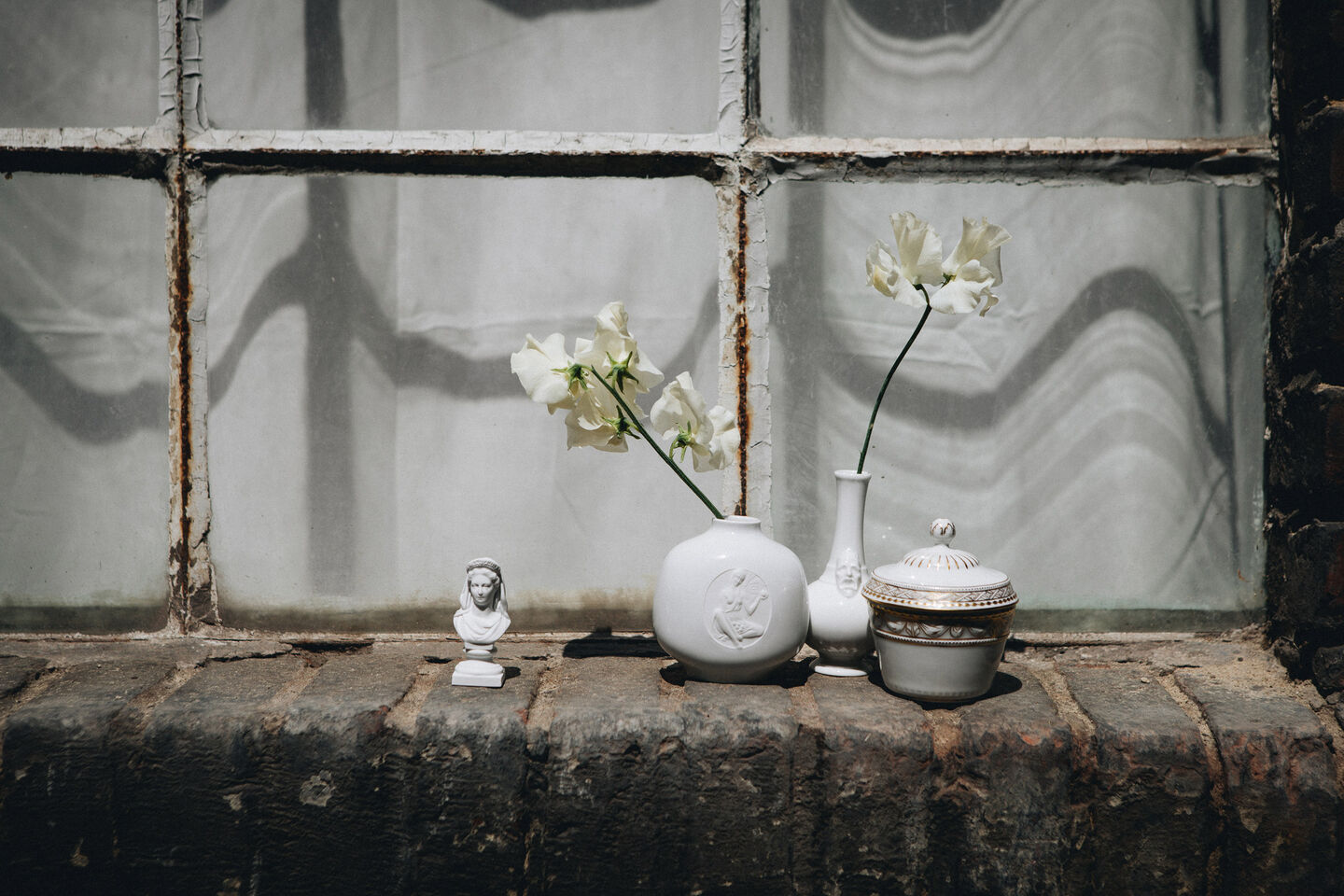 Essen mit Stil: Inspiration für einen schönen, stilvoll gedeckten Tisch Verschiedene KPM-Vasen arrangiert auf einer Fensterbank