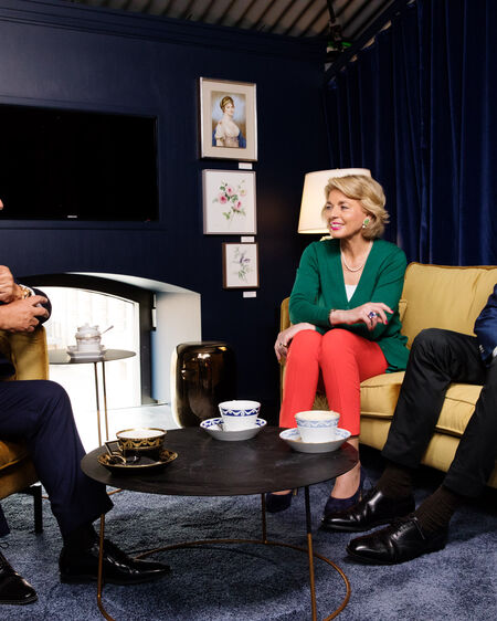 Jörg Woltmann, Tini Countess Rothkirch and Gerhard Schöningh sitting on light yellow velvet sofas having a conversation
