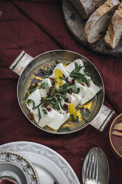 5 delicious recipe ideas: Picnic at Krossinsee with KPM porcelain Marinated goat cheese arranged in a pot
