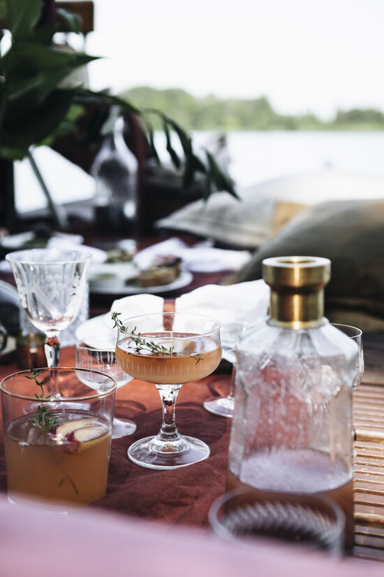 5 delicious recipe ideas: Picnic at Krossinsee with KPM porcelain Peach and thyme syrup with honey