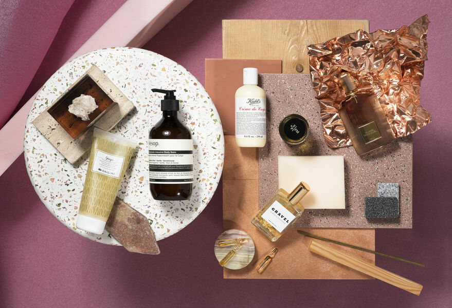 LUDWIG BECK Beauty: Weihnachtliche Geschenkstrecke für die Herbst-/Winterausgabe 2019 Stillleben mit verschiedenen Beauty-Produkten auf rosa und kupferfarbenem Hintergrund