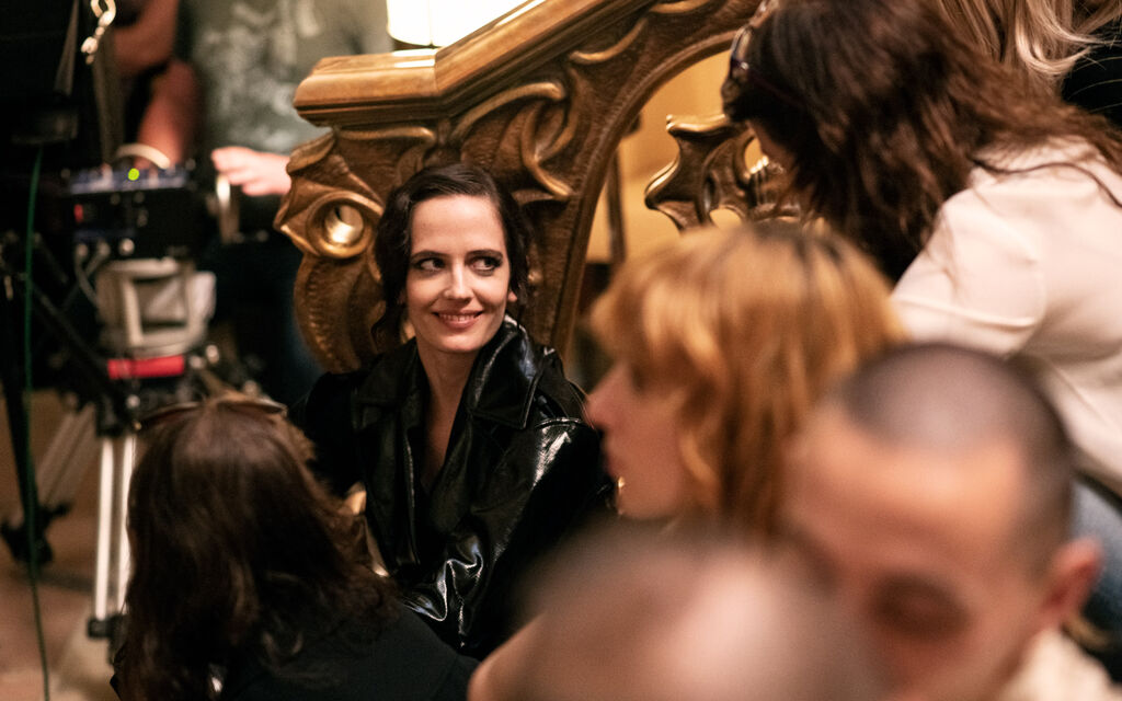 Behind the scenes: Eva Green beim Werbedreh für den Jaguar I-PACE Eva Green mit schwarzem Lackmantel beim Dreh des Werbespots für den Jaguar I-PACE