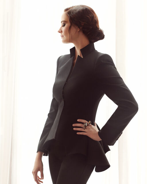 Eva Green im Porträt: So tickt die Schauspielerin privat Eva Green mit schwarzem Hosenanzug steht vor Fenster mit bodenlangen Vorhängen