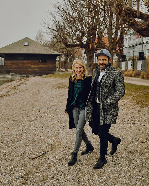 "We feel terrific here": Actor Adnan Maral and his wife Franziska in an interview Franziska and Adnan Maral walk on a pebble beach on the shore of the Ammersee