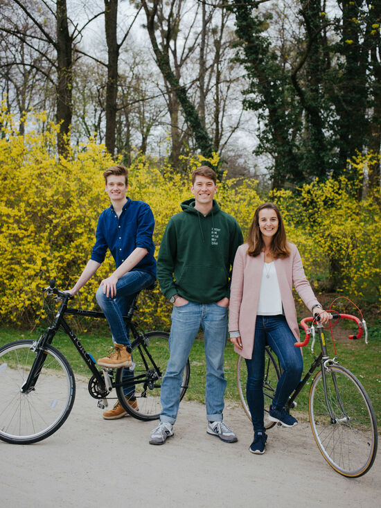 Start-up im M-Puls Interview: So macht Bikebuddy das Fahrradfahren in München sicherer Die Studenten Kilian Schülte, Daniel Kühbacher und Annalena Willibald mit ihren Fahrrädern in einem Park