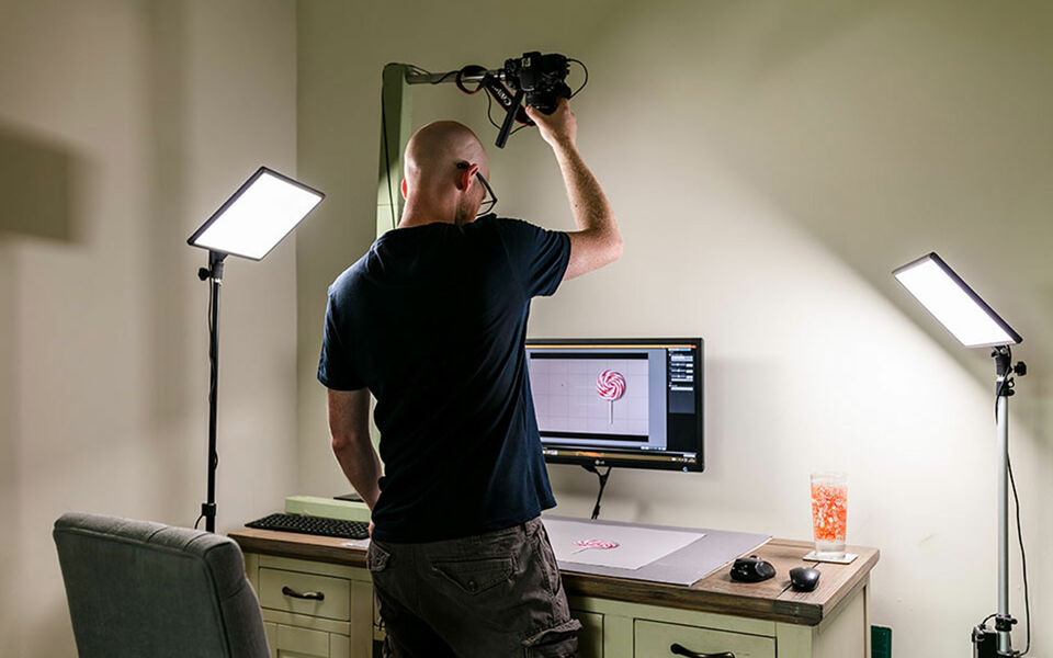 Hyperrealistische Zeichnungen: Hier das Porträt zu Künstler Howard Lee lesen Howard Lee erstellt mit Kamera Zeitraffervideos seiner gezeichneten Duplikate