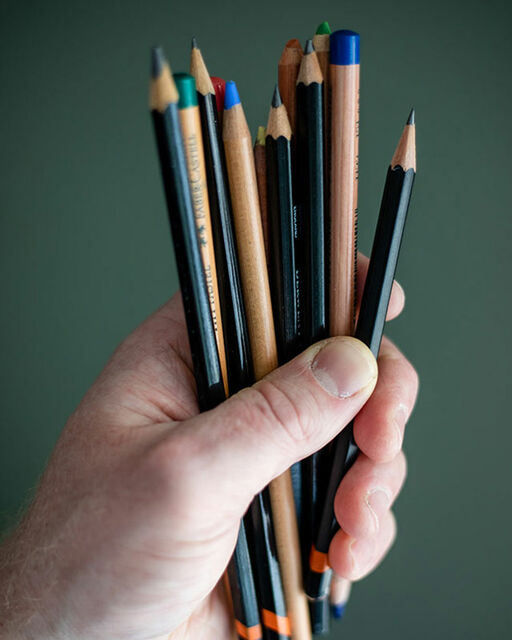 Hyperrealistische Kunst von Howard Lee Nahaufnahme von Hand, die Buntstifte hält