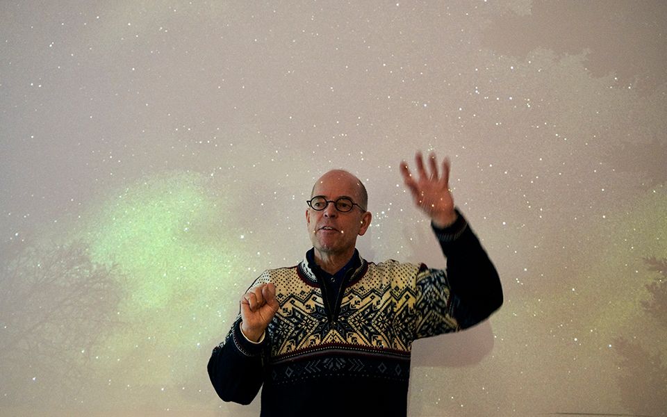 Road trip in Finland: Hunting northern lights with the Jaguar F-PACE Space physicist Dr. Esa Turunen explains the origin of northern lights