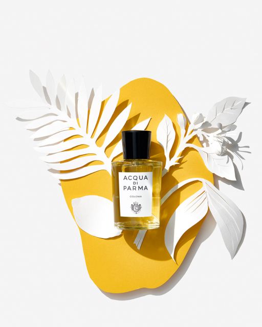 Ludwig Beck Beauty: Duftstrecke für die Frühjahr-/Sommerausgabe 2020 Stillleben mit Parfüm, weißer Papierkunst auf gelbem Papierkreis