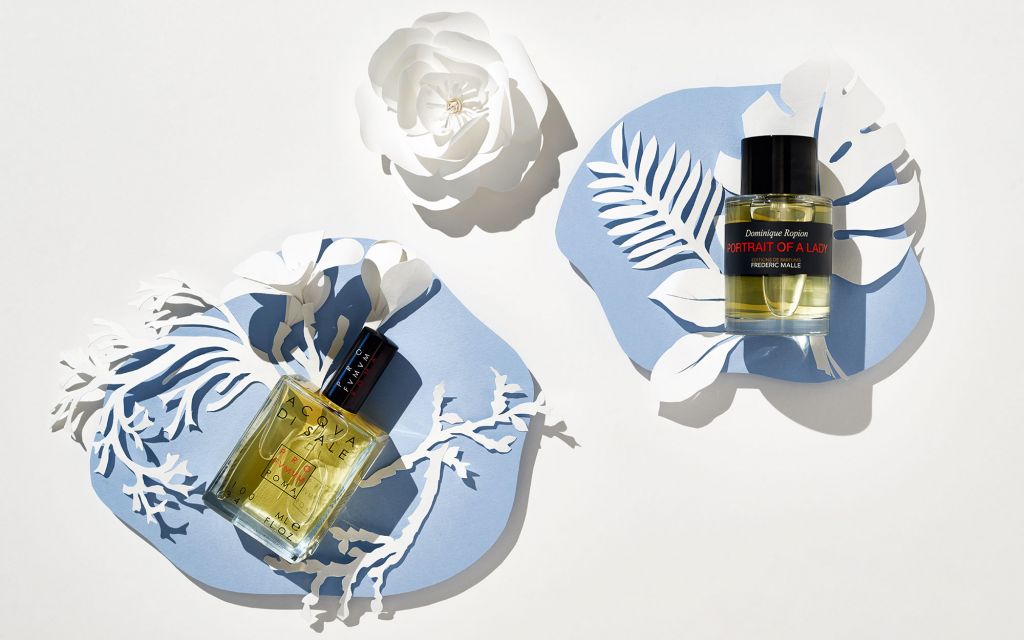 Ludwig Beck Beauty: Duftstrecke für die Frühjahr-/Sommerausgabe 2020 Stillleben mit zwei Parfüms, weißer Papierkunst auf blauen Papierkreisen