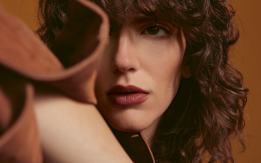 LUDWIG BECK Beauty: Cover shoot for the christmas 2020 issue Young woman with brown curls and red lipstick