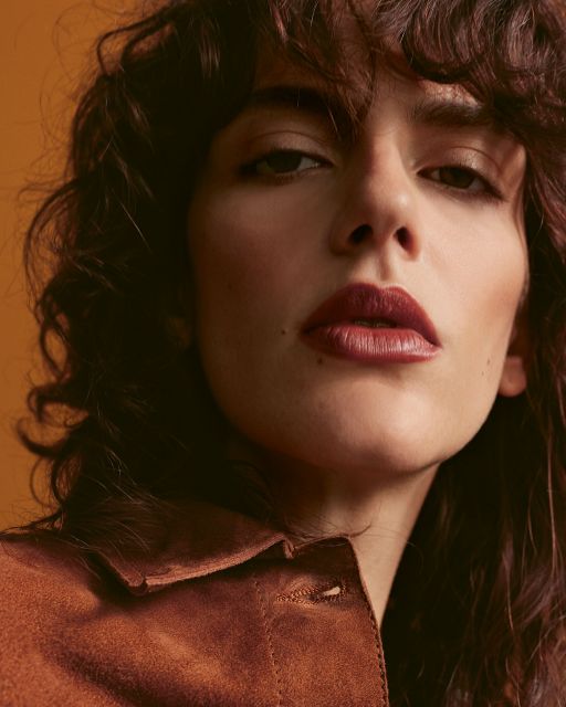 LUDWIG BECK Beauty: Cover shoot for the christmas 2020 issue Junge Frau mit braunen Locken und rotem Lippenstift