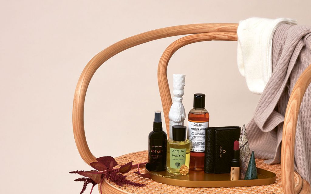 LUDWIG BECK Beauty: Weihnachtliches Fotoshooting für die Winterausgabe 2020 Stillleben Mit Stuhl aus Wiener Geflecht auf dessen Sitzfläche eine Pflanze und Tablett mit Beauty-Produkten steht