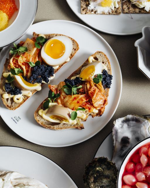 Brotzeit de luxe: Skandinavische Köstlichkeiten treffen auf königliches Porzellan von KPM Kunstvoll arrangierte belegte Brote auf weißen Porzellantellern