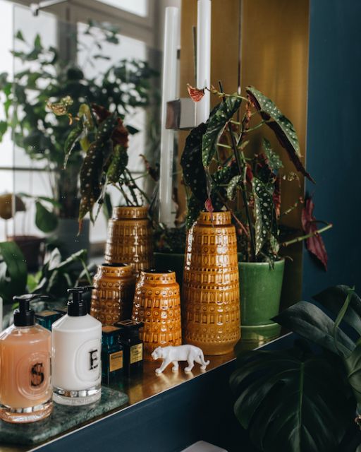 Ablage im Badezimmer Ablage im Badezimmer mit Tiefer