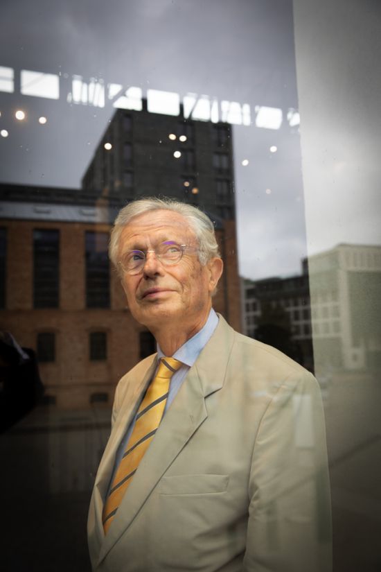 KPM owner Jörg Woltmann in conversation with Wilhelm von Boddien Wilhelm von Boddien stands pensively at glass pane