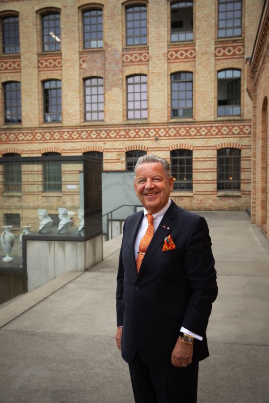 KPM owner Jörg Woltmann in conversation with Wilhelm von Boddien Jörg Woltmann stands smiling in the courtyard of the Royal Porcelain Manufactory in Berlin