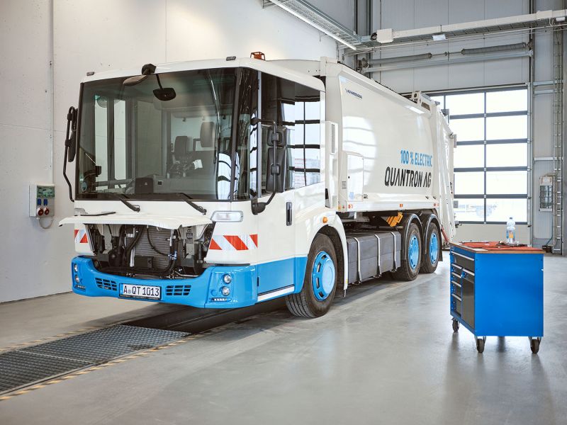 Unternehmensportät: Quantron AG aus Augsburg Lkw mit E-Motor im Werkstatt