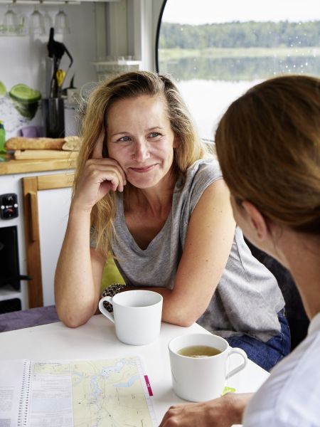 Urlaub mit dem Hausboot auf der Havel Jessica und Wiebke im Hausboot beim Kaffeetrinken