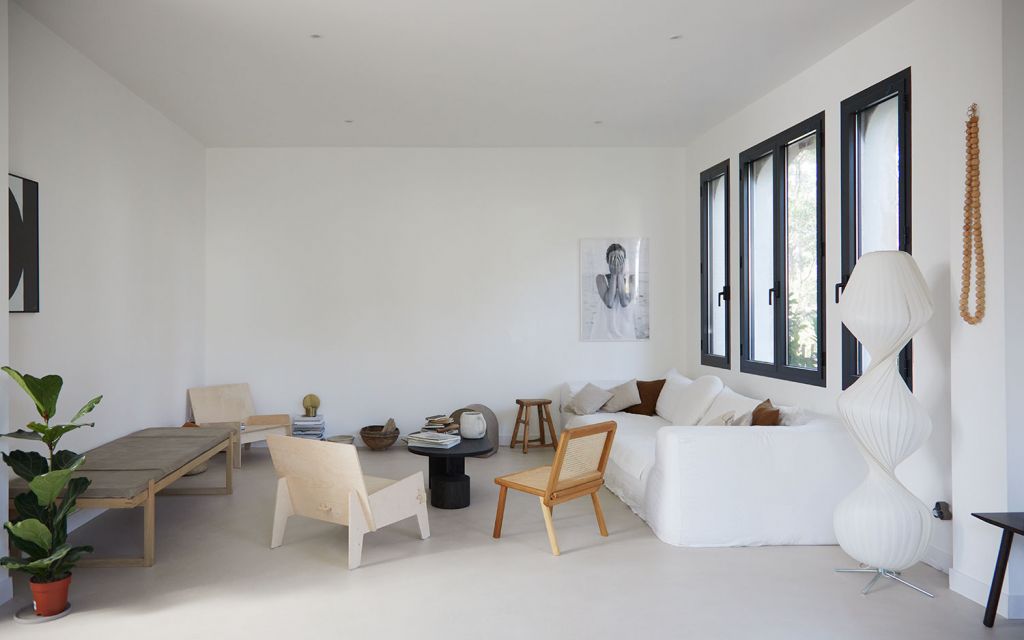 Homestory Casa Pyla with Karine Candice Köng Living room Casa Pyla with white sofa and armchairs