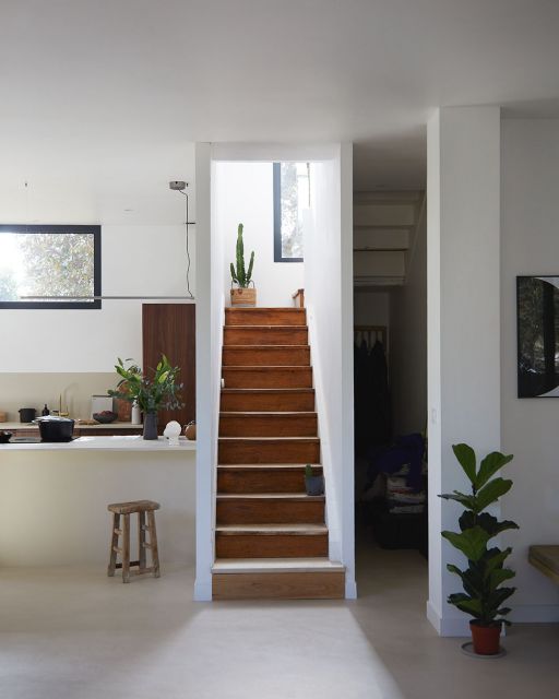 Homestory Casa Pyla with Karine Candice Köng Hallway with stairs to the upper floor
