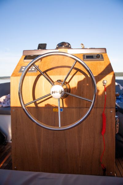 E-boating on Lake Ammersee for SeeMagazin 2021 Steering wheel of an e-boat