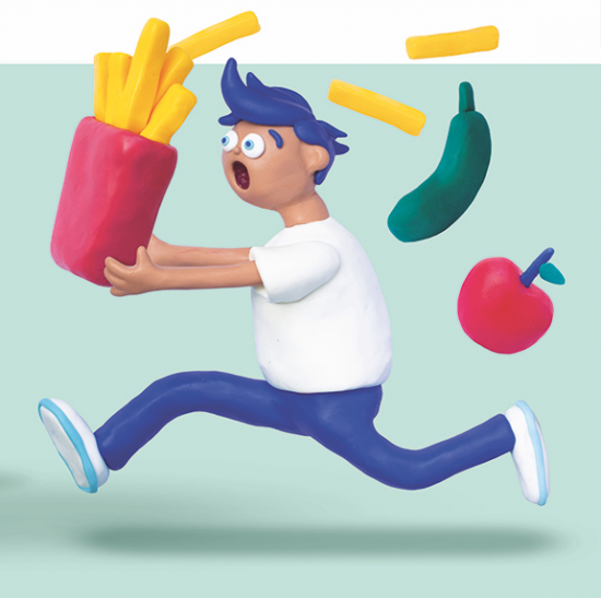 Reisen mit Kindern Tipps ADAC Aus Knete geformter Junge mit Pommestüte in den Händen