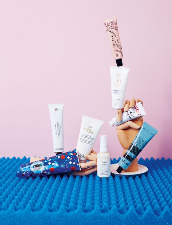 Ludwig Beck Magazin 02/2021 Stilleben mit Handcremes und Holzhänden auf blauem Schaumstoff