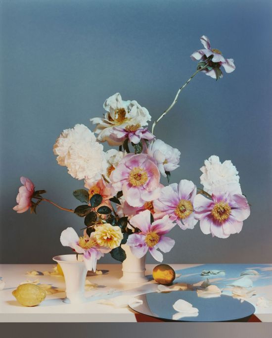 KPM Magazin 2021: Vasen Trompetenvase von KPM mit Pfingstrosen