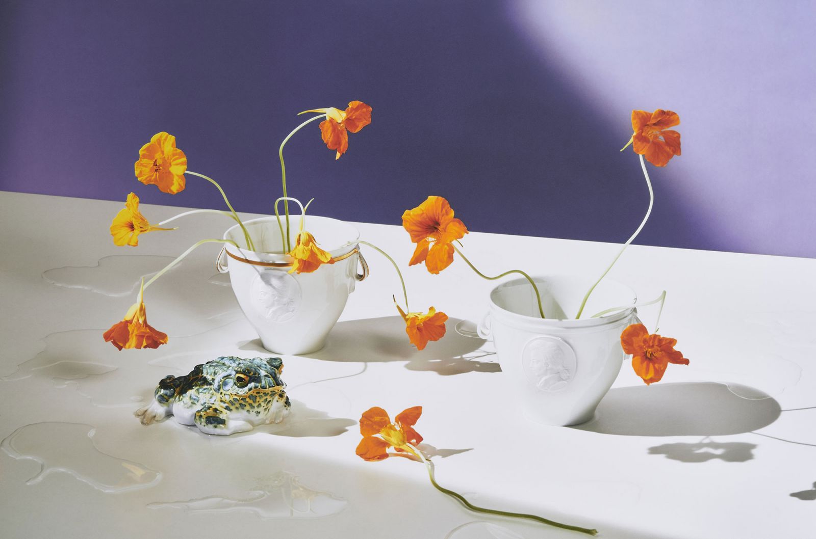 KPM Magazin 2021: Vasen Mozartbecher von KPM mit Kapuzinerkresse