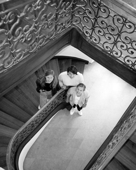 Laura Nerbel, Lydia Hilebrand and Elena Straßl on staircase