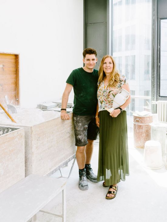 KPM Magazin 2021 KPM Mitarbeiter Kevin & Susanne mit Porzellanvase