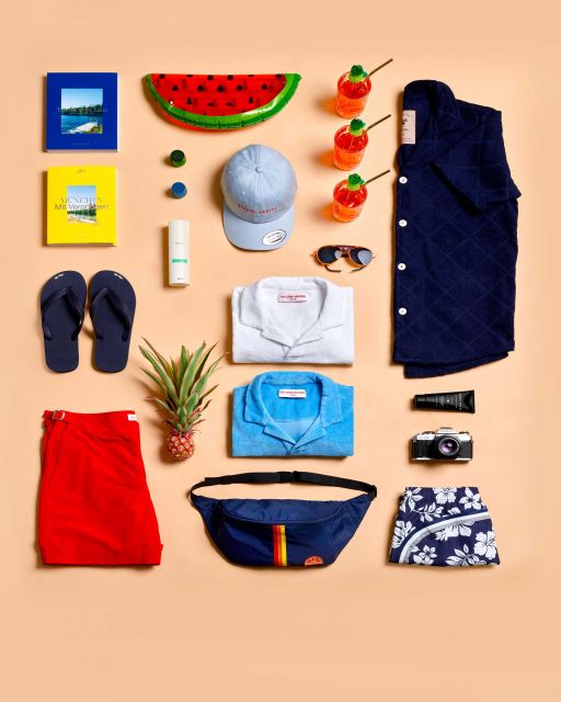 Ludwig Beck Magazin 01/2022 Bademode für Männer, Bücher und Technik auf beigem Hintergrund