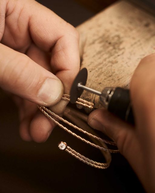 Wellendorff Magazin 2021 Goldsmith makes the "Umarme mich" bracelet