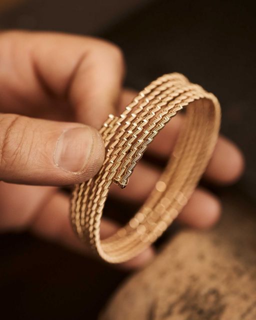 Wellendorff Magazin 2021 Close-up of the "Umarme mich" bracelet