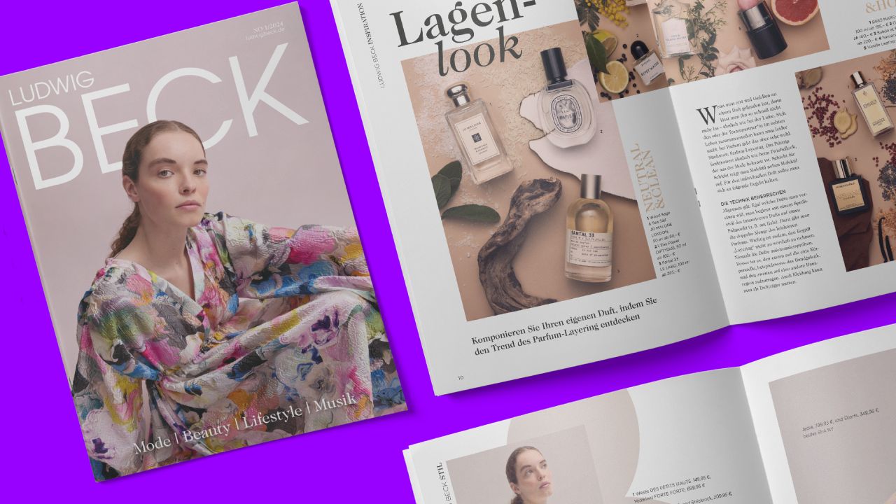 Cover der Ausgabe 01/2024 des Ludwig Beck Magazins und eine aufgeschlagene Seite zum Thema "Lagen-Look" (Parfum-Layering) auf violettem Hintergrund Cover der Ausgabe 01/2024 des Ludwig Beck Magazins und eine aufgeschlagene Seite zum Thema "Lagen-Look" (Parfum-Layering) auf violettem Hintergrund