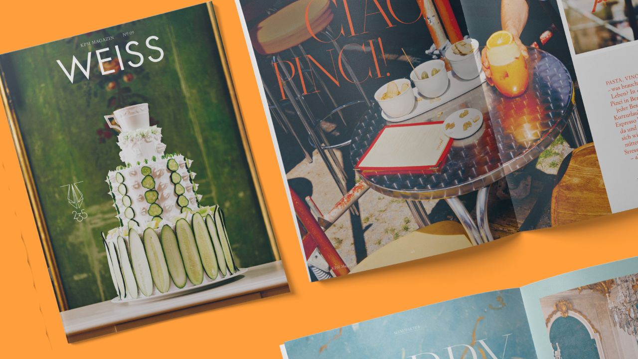 Cover und aufgeschlagene Doppelseite des KPM-Kundenmagazins WEISS Cover und aufgeschlagene Doppelseite des KPM-Kundenmagazins WEISS