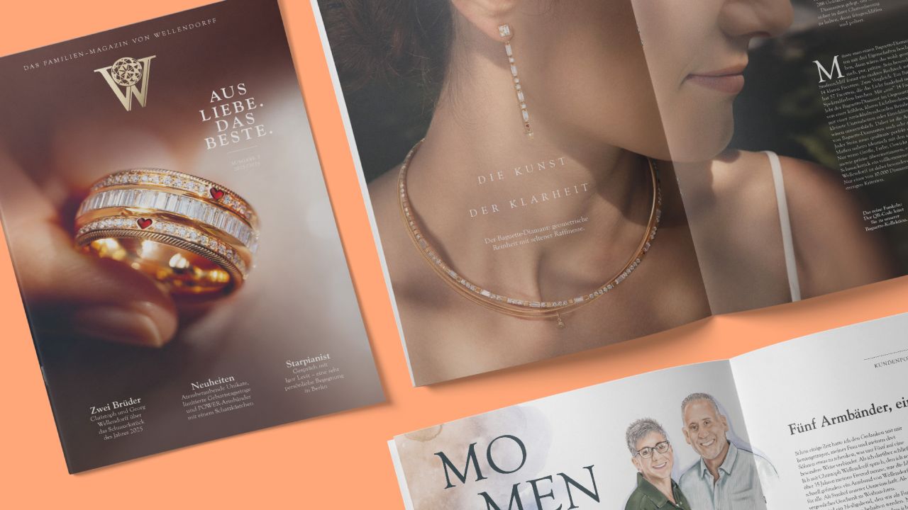 Cover des Wellendorff Familien-Magazins 2025 mit der Überschrift "Aus Liebe. Das Beste." und einem detailreichen Goldring, neben dem eine aufgeschlagene Magazinseite liegt Cover des Wellendorff Familien-Magazins 2025 mit der Überschrift "Aus Liebe. Das Beste." und einem detailreichen Goldring, neben dem eine aufgeschlagene Magazinseite liegt