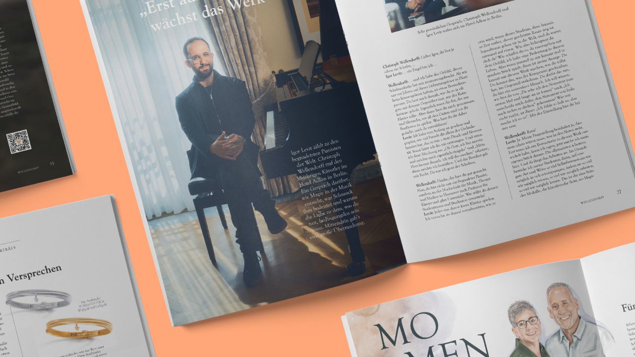 Doppelseite des Wellendorff Familien-Magazins 2025 mit einem ganzseitigen Porträt von Pianist Igor Levit und begleitendem Text Doppelseite des Wellendorff Familien-Magazins 2025 mit einem ganzseitigen Porträt von Pianist Igor Levit und begleitendem Text