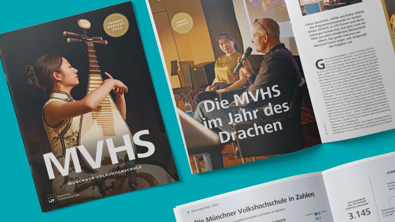 The cover of the Munich Adult Education Center's annual report lies next to an open double page from the magazine The cover of the Munich Adult Education Center's annual report lies next to an open double page from the magazine