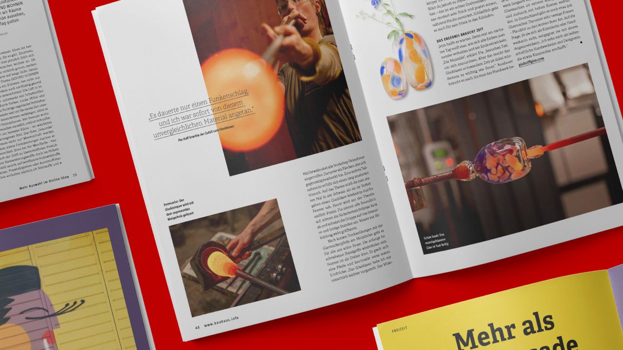 Doppelseite aus dem BAUHAUS Magazin "passt!" mit Fotos und einem Artikel über einen Glasbläser bei der Arbeit Doppelseite aus dem BAUHAUS Magazin "passt!" mit Fotos und einem Artikel über einen Glasbläser bei der Arbeit