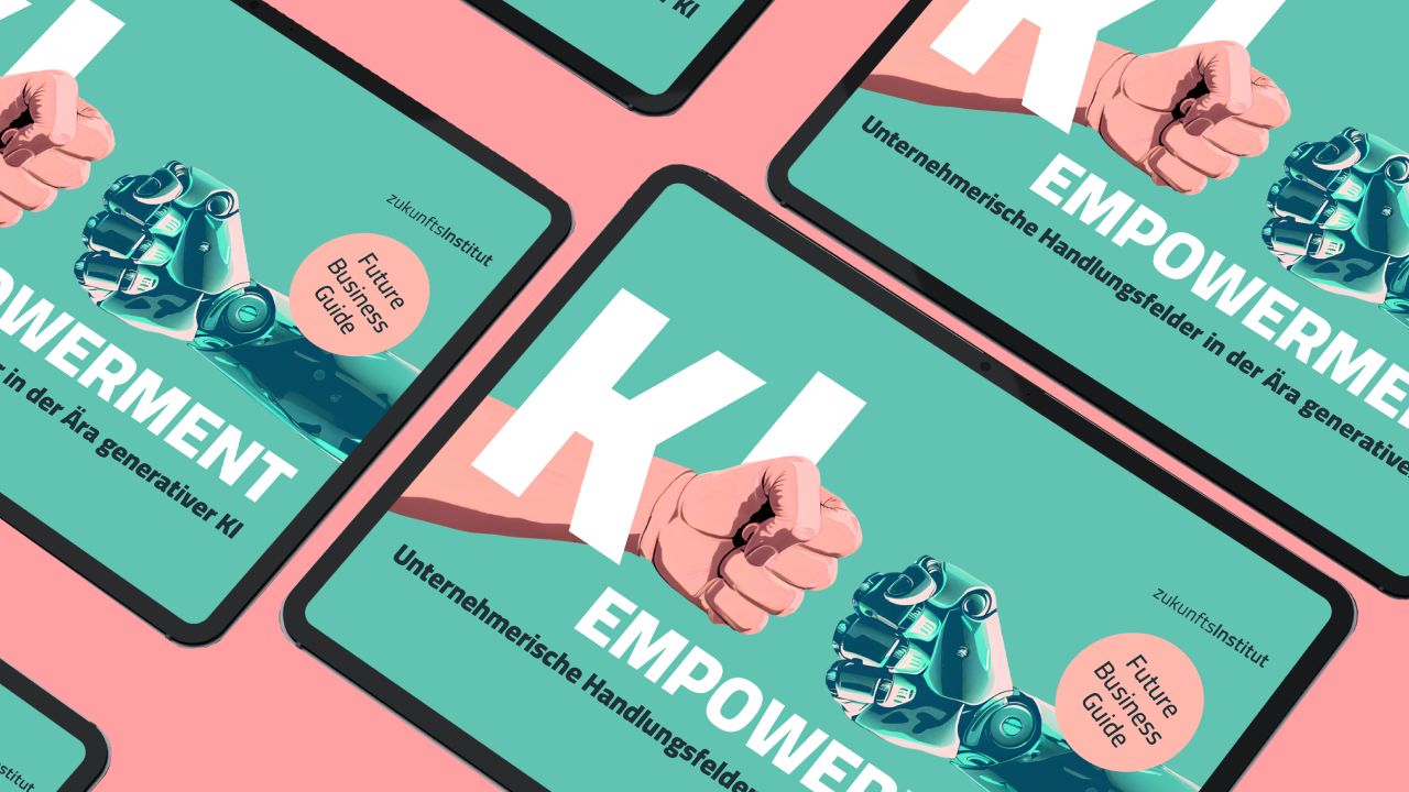 Mehrere iPads zeigen die Titelfolie des "Future Business Guide KI Empowerment" mit Illustration einer menschlichen und einer Roboterfaust Mehrere iPads zeigen die Titelfolie des "Future Business Guide KI Empowerment" mit Illustration einer menschlichen und einer Roboterfaust